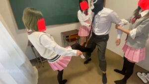 JK3人と長身美女教師が教頭先生を脱がせて快楽地獄の刑