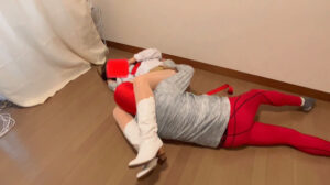 ザコ女戦闘員と正義のヒロイン三人がかりで電気アンマ