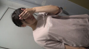 個撮）彼女は内気で愛おしい娘でした。