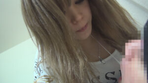 ねっちょり唾をちんぼにぺっと吐きまくる唾手こきギャル