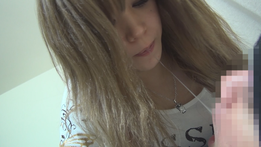ねっちょり唾をちんぼにぺっと吐きまくる唾手こきギャル