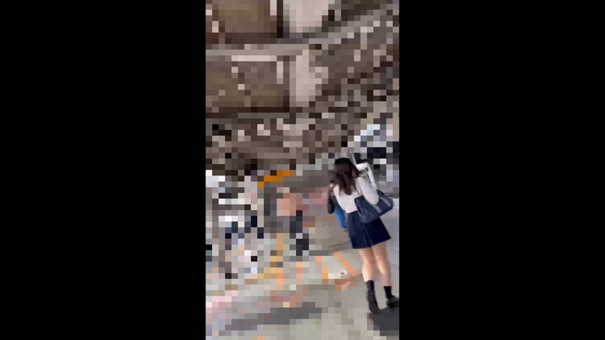 可愛い顔したパイパンJKがノーパン乗車で理性崩壊…