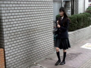 M男の勃起チ○ポに興味深々のウブな女子○生