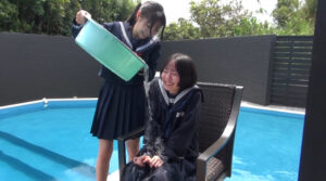パチンコ＆紐くじ 2人の水掛祭り