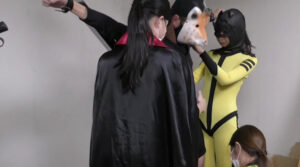 3人の女王様との性感くすぐりプレイで悶絶するM男動画