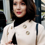 クールビューティーな奥さまはフル勃起乳首を見せつける