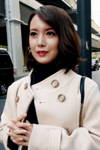 クールビューティーな奥さまはフル勃起乳首を見せつける