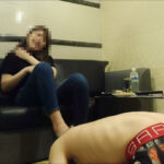 ガールズバー店員じゅり様のM男いじめ