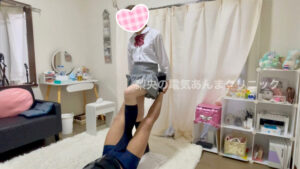 射精させた後も電気あんま責めをしてM男をいじめる梨央