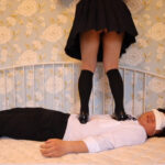 超かわいい新大学生が社会人の男を容赦なく踏みつける