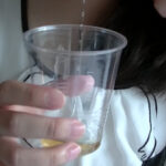 【飲尿】ハーフ顔、美形お姉さんの飲尿初体験！