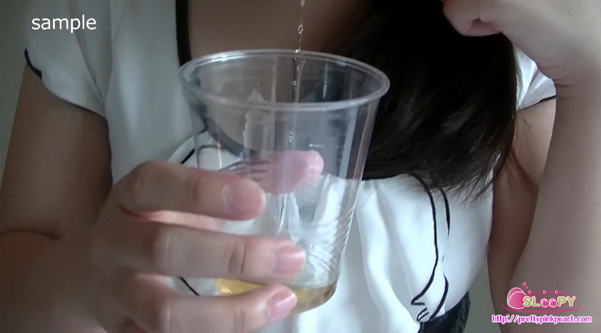 【飲尿】ハーフ顔、美形お姉さんの飲尿初体験!