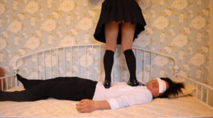 超かわいい新大学生が社会人の男を容赦なく踏みつける