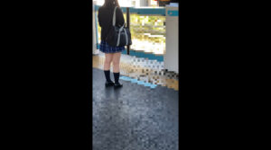 アイドル顔の青チェ女子校生…剛毛下半身はグショグショ