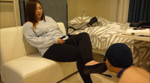 ドS長身OL様の見下しM男いじめ