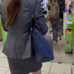 恍惚の表情をみせるギャル系OL...