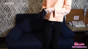 【膣内放尿】痩せ娘の内部に2種注入！飛び出す尿と精液