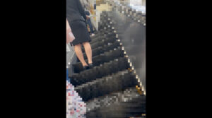 女性協力者に弄ばれる巨乳金髪OL…