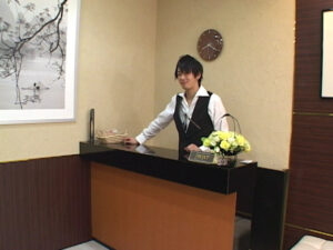 美容室のイケメン店員が客にエッチな接客サービス！！