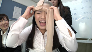 私達パンスト商品開発部、パンストを被って変顔