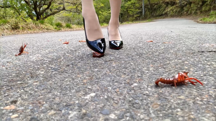 めいちゃんのエナメルヒールでザリガニCRUSH