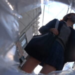 パンツの中に手を入れながらジーッと見つめてくる少女