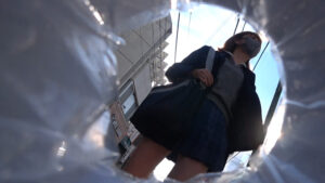 パンツの中に手を入れながらジーッと見つめてくる少女