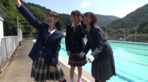 3人の女子と母校訪問