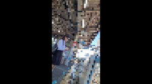 我を忘れた韓国系美人OL 電車内で手コキしてくれました