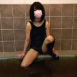 スク水と下着のまま温泉に入って撮影されるJC少女。