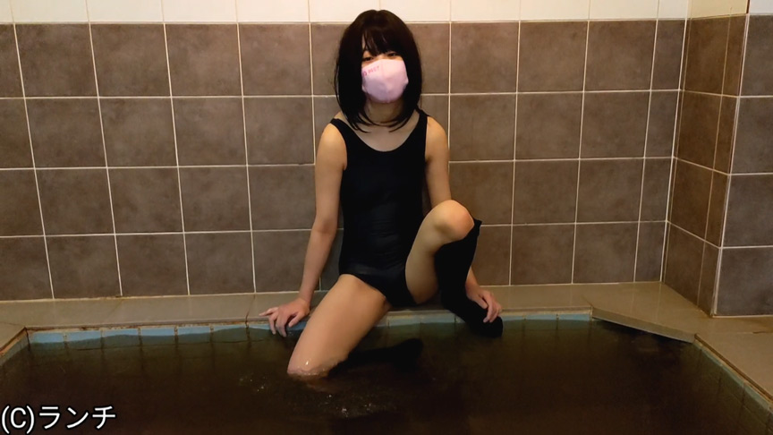 スク水と下着のまま温泉に入って撮影されるJC少女。