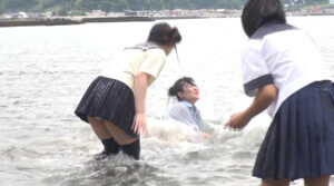 夏服のままでも気にせずに