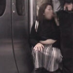 痴○！！満員の車内で集団に取り囲まれ直にクリに指が…