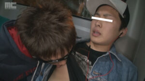 イケメン一樹がバスの後部座席でスマホ片手にオナニー！