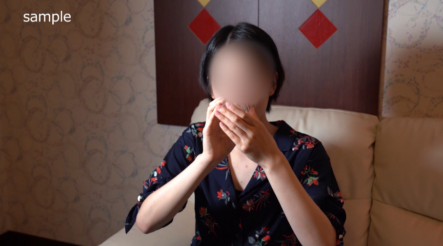 真面目な彼女が人知れず挑戦した初飲尿一部始終！