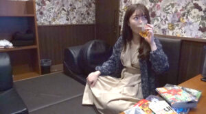 ネカフェでこんな美女が…！激エロ！！足広げオナニー！