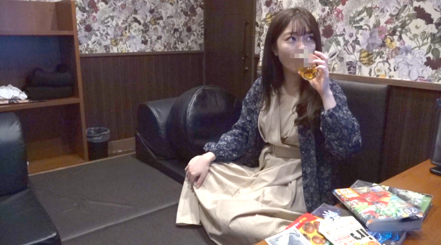 ネカフェでこんな美女が…!激エロ!!足広げオナニー!