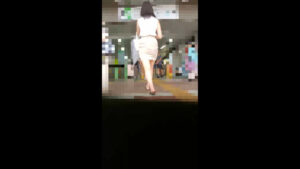 汗だくノースリーブ美女。恍惚の表情で絶頂へ…