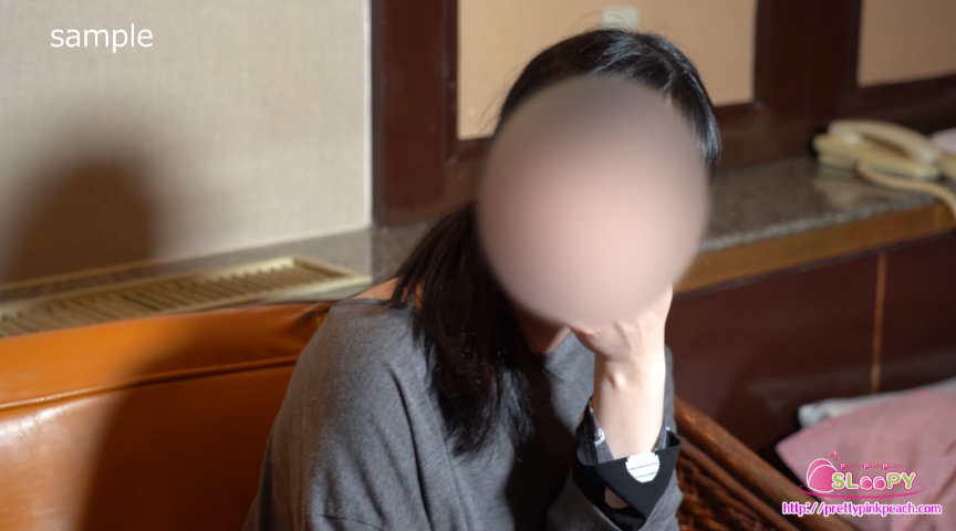 控えめ女子の初飲尿。お口におしっこお願いします!