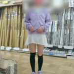 パンツが透けるスカートで散歩させて遊ばせました。