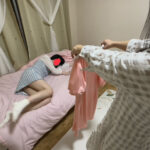 美女姉妹の姉が妹に電気アンマ＆くすぐりの刑！