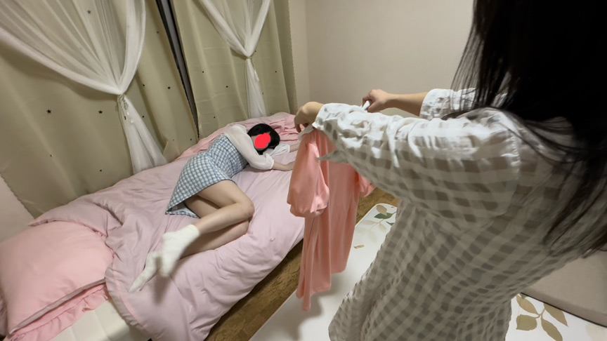 美女姉妹の姉が妹に電気アンマ&くすぐりの刑!