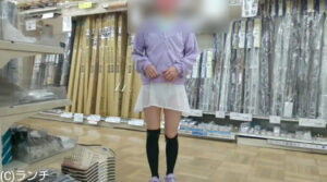 パンツが透けるスカートで散歩させて遊ばせました。