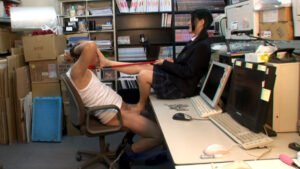 可愛い小娘に生足と桃尻で徹底的に躾けられるマゾ親父