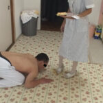 マッサージ嬢の踏み潰しに喜ぶ靴マニア