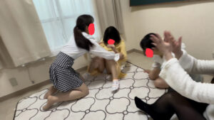 3人がかりで押さえつけられ電気アンマ＆くすぐり！永衣