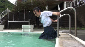 初めての制服着衣泳