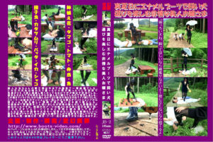 エナメルブーツで飼い犬選びを楽しむ美人お嬢さま