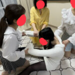 みーなちゃんに3人がかりで電気アンマ＆くすぐりの刑