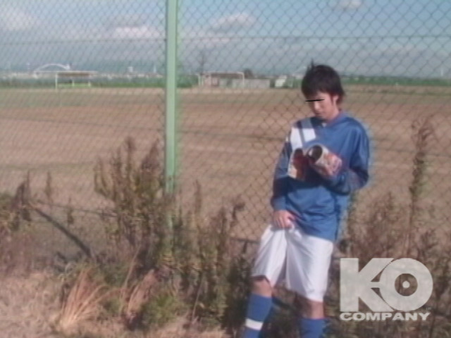 野外運動場で爽やかサッカー部員がオナニー発射!!